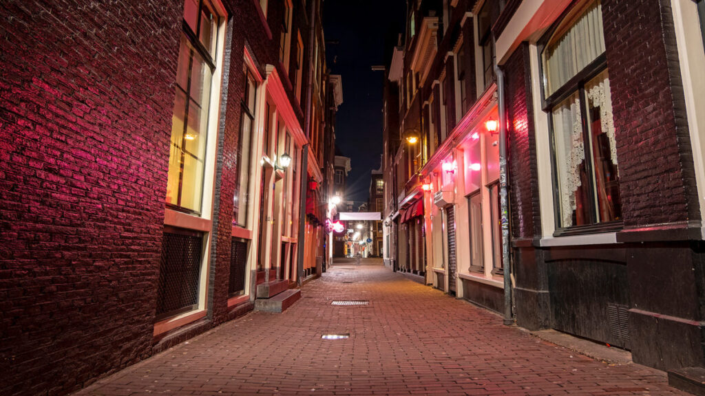 アムステルダムの赤線地帯（飾り窓地区）での大麻の屋外喫煙を禁止へ